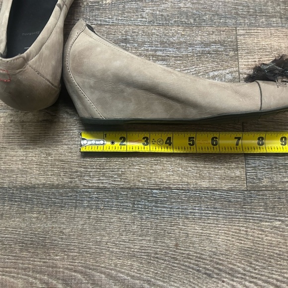 HOGL NWOT  7 Suede wedges with stone/feather embellishments - Picture 15 of 15